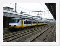 pict5330 * (Holland, Rotterdam), Rotterdam Centraal. A 'sprinter' set. We will get a similar train to Hoek van Holland. * 2560 x 1920 * (2.36MB)