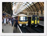pict5687 * (Great Britain, London),  Kings Cross. Our train is the 365. * 2560 x 1920 * (2.47MB)