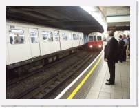 pict6046 * (Great Britain, London), Monument underground. District line train in platform, Circle line one approaching. * 2560 x 1920 * (3.35MB)