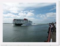 pict5342 * (Holland, Hoek van Holland Haven), The ferry backing into the dock. * 2560 x 1920 * (1.85MB)