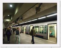 pict5322 * (Holland, Rotterdam), Beurs underground metro station. Interchange between the East/West  and 'North/South' metro lines. * 2560 x 1920 * (3.69MB)