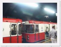 pict6368 * (Italy, Milano), Metro line 1. Loreto station. * 2560 x 1920 * (3.36MB)