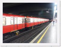 pict6369 * (Italy, Milano), Metro line 1. Loreto station. This line is 3rd rail, although the railcars are equiped with pantographs. * 2560 x 1920 * (3.51MB)
