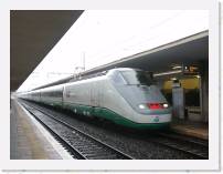 pict6773 * (Italy, Vicenza), Vicenza Stazione. This train is bound for Venezia. * 2560 x 1920 * (1.92MB)