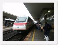 pict6781 * (Italy, Vicenza), Vicenza Stazione. Our train to Roma Termini. A ETR 480 Pendalino. The shutter speed is too low due to rain and a solar eclipse. * 2560 x 1920 * (1.98MB)